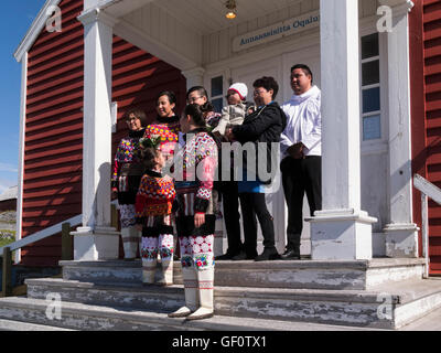 Familie posiert Hochzeitsfoto nach Homo-Ehe Zeremonie von zwei Frauen tragen Tracht in der Kathedrale Kirche unseres Retters Nuuk Grönland Stockfoto