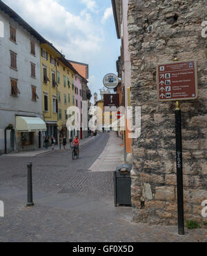 Menschen auf der Straße der Altstadt von Trento, Italien. Trient ist eine Stadt in Norditalien, die Hauptstadt des Trentino-Alto Stockfoto