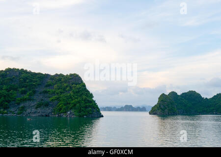 Inseln in Asien, Ozean, Tempel, Fischerboot Stockfoto