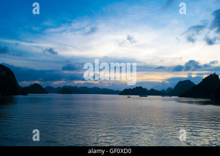 Inseln in Asien, Ozean, Tempel, Fischerboot Stockfoto