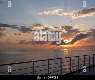 Blick auf den Sonnenuntergang vom Hauptdeck der Minoan Lines Fähre Schiff Cruise Olympia während der Reise von Ancona, Italien nach Igoumenitsa, Griechenland Stockfoto