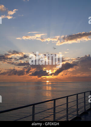 Blick auf den Sonnenuntergang vom Hauptdeck der Minoan Lines Fähre Kreuzfahrt Schiff Olympia während der Reise von Ancona, Italien nach Igoumenitsa, Griechenland Stockfoto