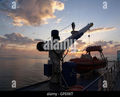 Sonnenuntergang vom Hauptdeck der Minoan Lines Fähre Schiff Cruise Olympia Ancona, Italien Igoumenitsa Griechenland Rettungsboot im Vordergrund Stockfoto