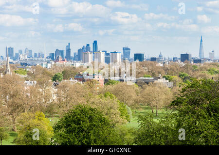 Die Skyline von London. London von Primrose Hill im Frühjahr gesehen. London, England, Großbritannien Stockfoto