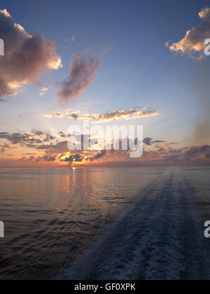 Sonnenuntergang und Aufwachen aus dem Hauptdeck der Minoan Lines Fähre Schiff Cruise Olympia während der Reise von Ancona, Italien nach Igoumenitsa Griechenland Stockfoto