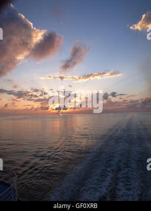 Sonnenuntergang und Aufwachen aus dem Hauptdeck der Minoan Lines Fähre Schiff Cruise Olympia während der Reise von Ancona, Italien nach Igoumenitsa Griechenland Stockfoto