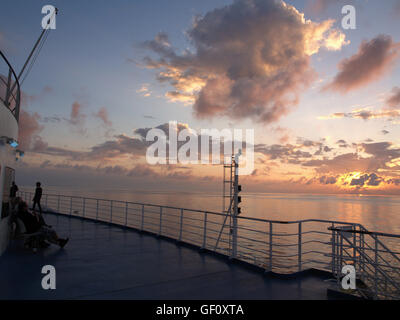 Blick auf den Sonnenuntergang vom Hauptdeck der Minoan Lines Fähre Kreuzfahrt Schiff Olympia während der Reise von Ancona, Italien nach Igoumenitsa, Griechenland Stockfoto