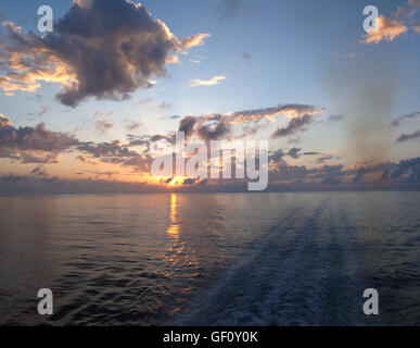 Sonnenuntergang und Aufwachen aus dem Hauptdeck der Minoan Lines Fähre Schiff Cruise Olympia während der Reise von Ancona, Italien nach Igoumenitsa Griechenland Stockfoto