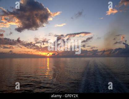 Sonnenuntergang und Aufwachen aus dem Hauptdeck der Minoan Lines Fähre Schiff Cruise Olympia während der Reise von Ancona, Italien nach Igoumenitsa Griechenland Stockfoto