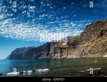 Los Gigantes Klippen Natur Wahrzeichen und vulkanischen schwarzen Sandstrand im Süden von Teneriffa Insel Spanien Stockfoto