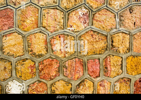 Haus gekracht alte verfallene Mauer. Stockfoto