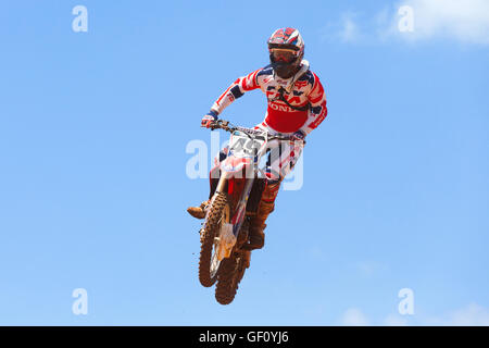 Motocross-Fahrer und Bike clearing eine Tischplatte zu springen, während die letzte Wärme des Rennens Stockfoto