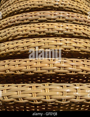 Kunststoff-Stühle übereinander auf der anderen im Gartencafé. Stockfoto