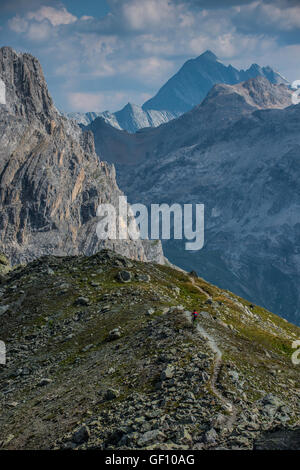 Ein Mountainbiker reitet den Grat zwischen Courchevel und Méribel in den französischen Alpen. Stockfoto