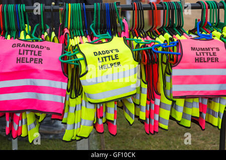 High viz Westen, hallo Sichtbarkeit Westen zum Verkauf an Stand in New Forest & Hampshire County Show, Brockenhurst, Hampshire UK im Juli Stockfoto