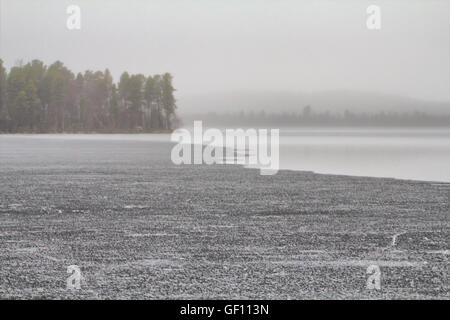 Teich mit Wasser genommen von einem Tiefpunkt zu schmelzen. In der Nähe von Schnee. Stockfoto