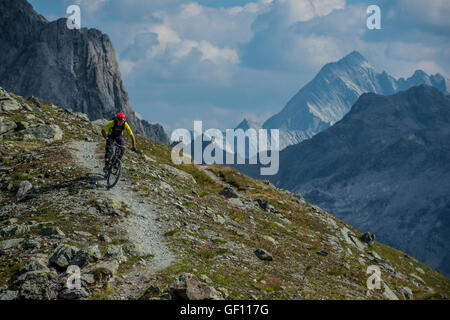 Ein Mountainbiker reitet den Grat zwischen Courchevel und Méribel in den französischen Alpen. Stockfoto