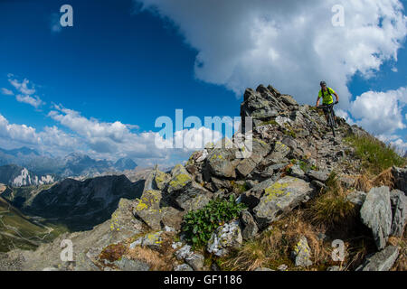 Ein Mountainbiker reitet den Grat zwischen Courchevel und Méribel in den französischen Alpen. Stockfoto