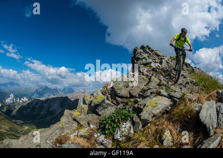 Ein Mountainbiker reitet den Grat zwischen Courchevel und Méribel in den französischen Alpen. Stockfoto