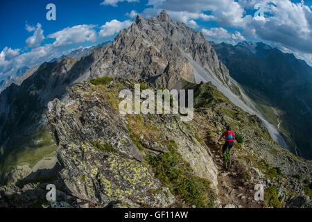 Ein Mountainbiker reitet den Grat zwischen Courchevel und Méribel auf dem Gipfel der Aiguille du Fruit in den französischen Alpen Stockfoto