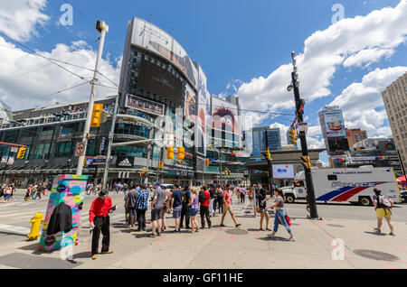 TORONTO - 2. Juli 2016: Yonge-Dundas Square gilt als Torontos Times Square. Stockfoto