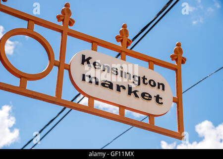 Toronto, Kanada - 2. Juli 2016: Kensington Market Street Schild über blauen Himmel Stockfoto