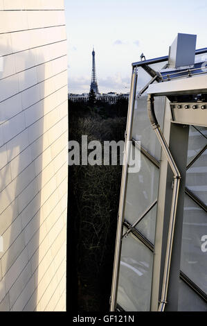 Der Eiffelturm in den Louis Vuitton Foundation erstellt von dem amerikanischen Architekten Frank Gehry gesehen, Stockfoto