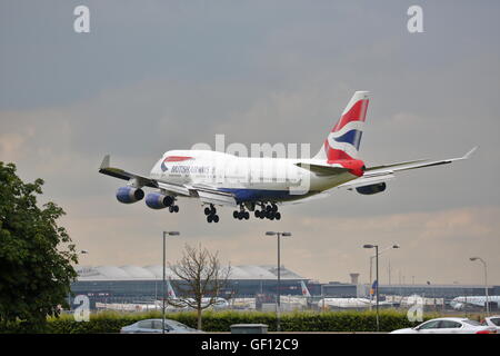 British Airways Boeing 747-400 G-BNLP landet auf dem Flughafen London Heathrow, Vereinigtes Königreich Stockfoto