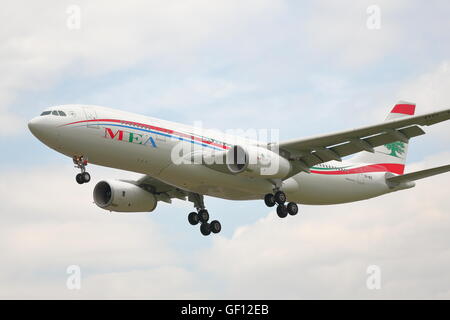 Eine Middle East Airlines A330-243 OD-MEE landet auf dem Flughafen Heathrow, London, UK Stockfoto