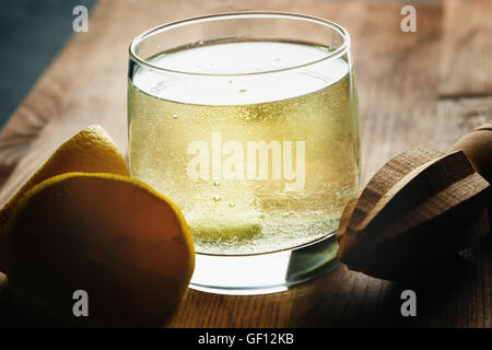Sprudelnde Brausetablette Vitamin c in Wasser auflösen. Selektiven Fokus. Stockfoto