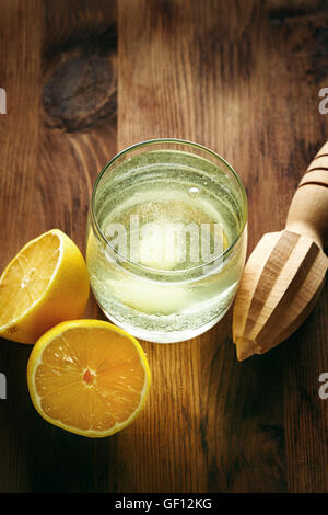 Sprudelnde Brausetablette Vitamin c in Wasser auflösen. Tiefenschärfe, Ansicht von oben. Stockfoto