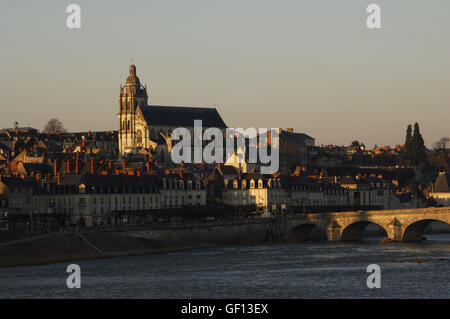 Frankreich. Blois. Stadtbild mit der Saint-Louis-Kathedrale, die im 18. Jahrhundert erbaut und Jacques Gabriel Brücke über die Loire. Stockfoto