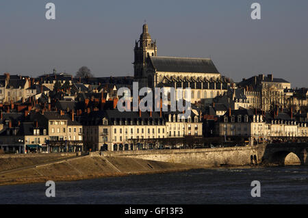 Frankreich. Blois. Stadtbild mit der Saint-Louis-Kathedrale, die im 18. Jahrhundert erbaut und Jacques Gabriel Brücke über die Loire. Stockfoto