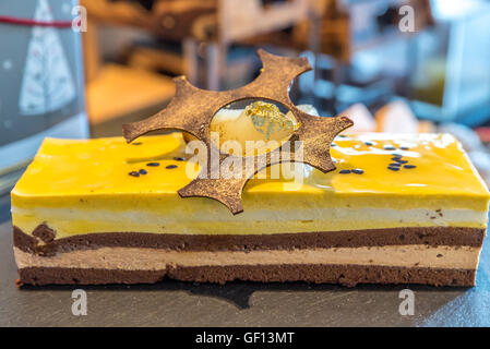 Hausgemachte Mousse au Chocolat Torte oben mit Poire Belle Helena Stockfoto