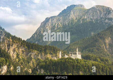 Schloss Neuschwanstein in schöne Sommer romantische Straße anzeigen Füssen Bayern, Deutschland Stockfoto