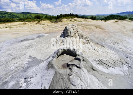 Landschaft mit Schlammvulkane auch bekannt als Schlamm Kuppeln durchbrechenden im Sommer Stockfoto