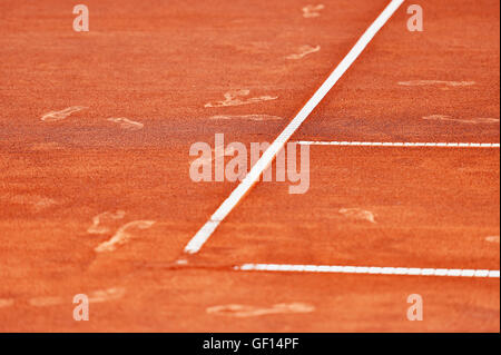 Detail mit Sport Schuh Fußabdrücke auf ein Tennis-Sandplatz Stockfoto