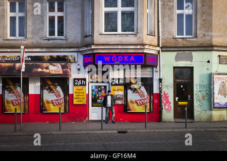 Verläßt der Mann 24 stunden off-Lizenz für den Verkauf von Alkohol in Wroclaw, Polen Stockfoto