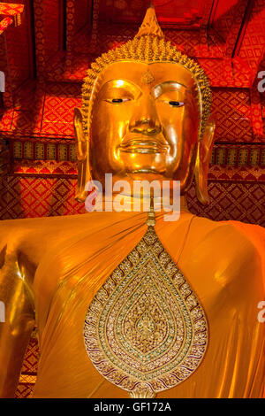 Goldene Buddha-Statue im Wat Phanan Choeng Worawihan, Ayutthaya, Thailand Stockfoto