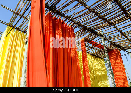 Regale aus Stoff zum Trocknen aufhängen Stockfoto