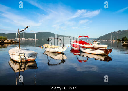Boote in der Bucht von Kotor, Montenegro Stockfoto