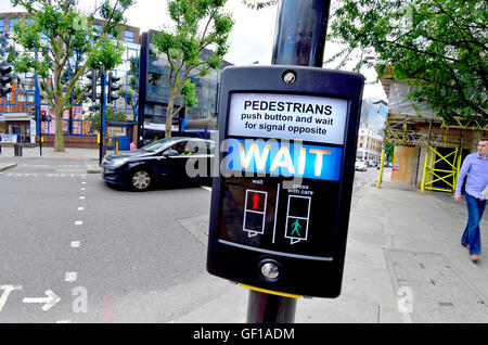 London, England, Vereinigtes Königreich. Fußgängerüberweg warten Zeichen leuchtet Stockfoto