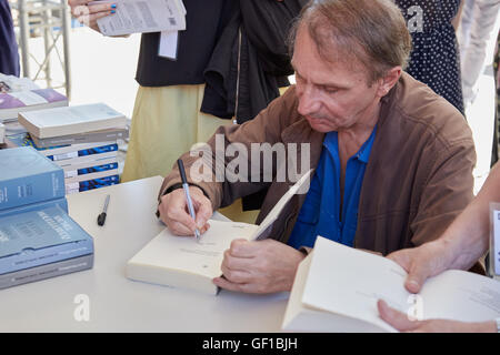 Schriftsteller Michel Houellebecq Unterzeichnung Exemplare seiner Bücher während eines Festivals Stockfoto