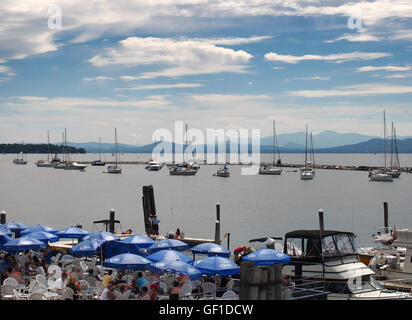 Burlington, Vermont, USA. Juli 24,2016. Blick auf Lake Champlain aus dem Wellenbrecher Cafe und Grill Stockfoto