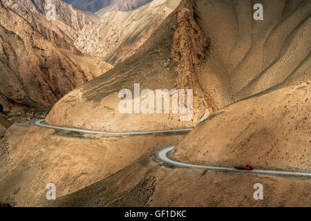 Chinesischen Lkw zu kämpfen und bewegt sich langsam auf die atemberaubend schöne Bergstraße durch das westliche Tibet, China Stockfoto