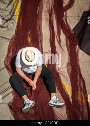 Fischer Flicken Fischernetze am Hafen von Playa Blanca, Lanzarote, Kanarische Inseln, Spanien. Bild aufgenommen im April 2016 in PUE-Wert Stockfoto