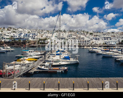 Blick auf den Hafen in Puerto del Carmen in Lanzarote Kanarische Inseln, Spanien. Bild aufgenommen im April 2016 in Puerto del Carmen in Stockfoto