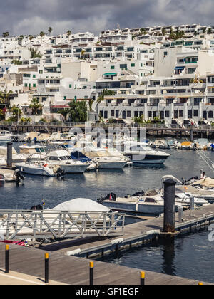 Blick auf den Hafen in Puerto del Carmen in Lanzarote Kanarische Inseln, Spanien. Bild aufgenommen im April 2016 in Puerto del Carmen in Stockfoto