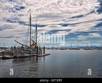 Burlington, Vermont, USA. Juli 24,2016. Blick auf die Burlington, Vermont-Docks auf See Champlain mit Großseglern und Freizeit Stockfoto