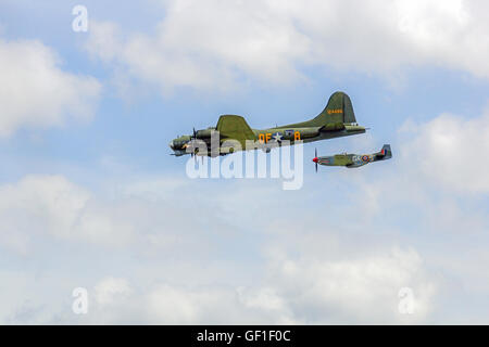 B - 17G Flying Fortreess "Sally B" mit p-51 Mustang Escort im RAF Duxford Flying Legends Stockfoto